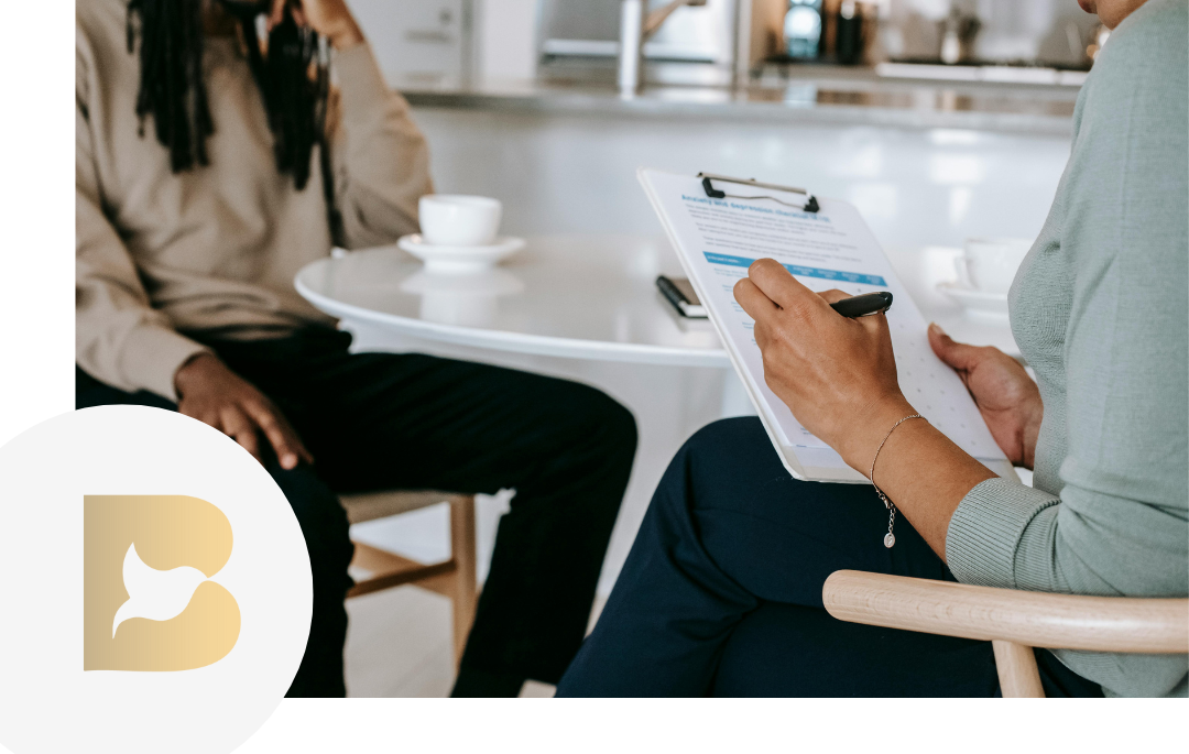 Un omme et une femme s'entretiennent. On observe les mains de la femmes tenir un bloc note et écrire ce que l'homme lui divulgue.